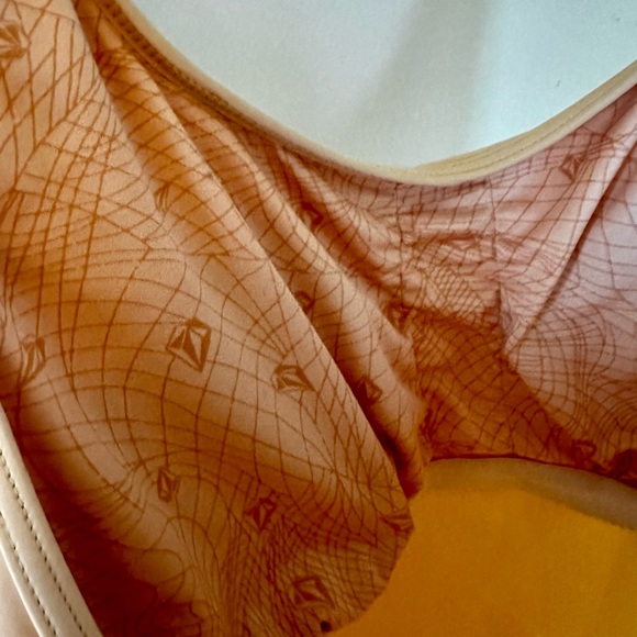 Women’s Volcom tank top with built-in bra - Picture 2 of 3